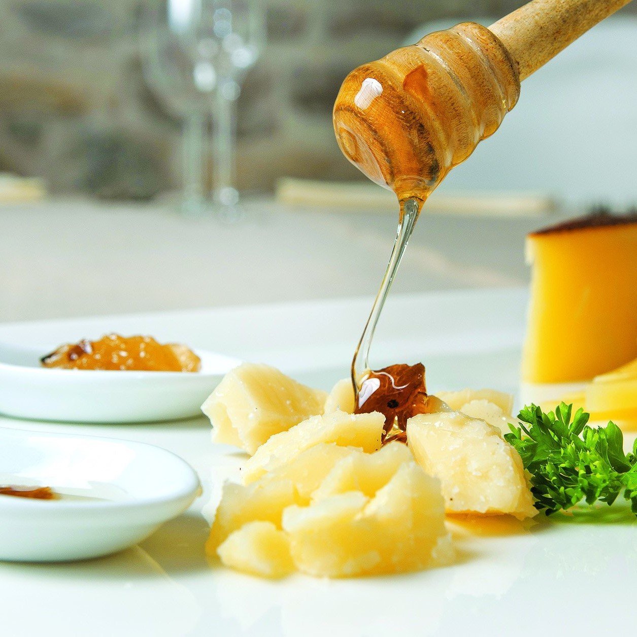 Cheese platter with pear jam with truffles and honey with truffles | Marqt.no