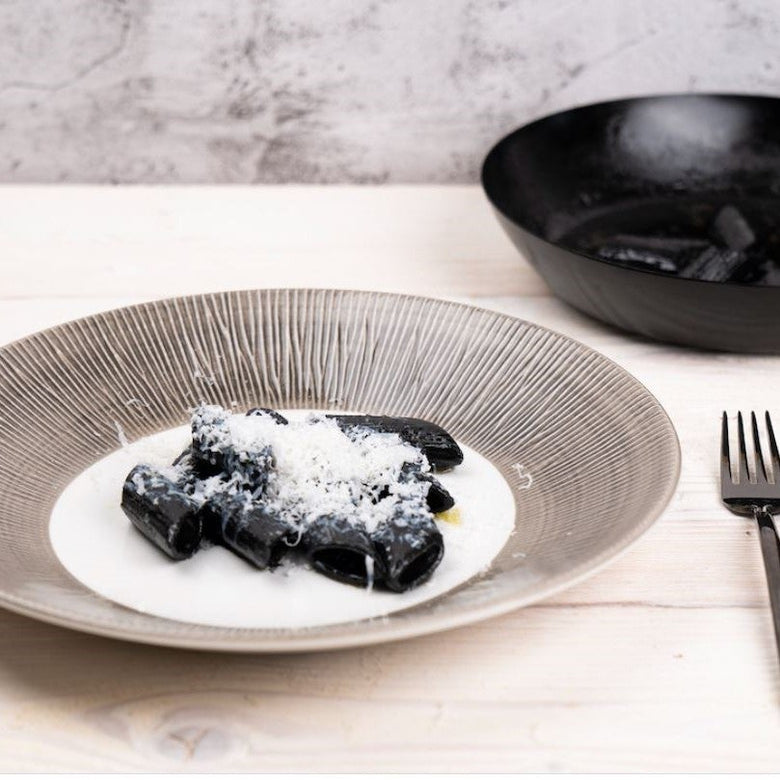 Pennoni with charcoal and ricotta | Marqt.no