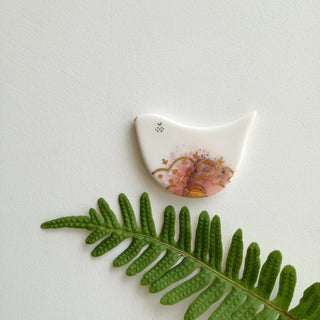 Handmade ceramic bird brooch - Marqt.no