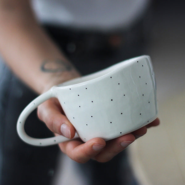 Handmade pinch cup, white with BLACK POLKA DOTS - Marqt.no